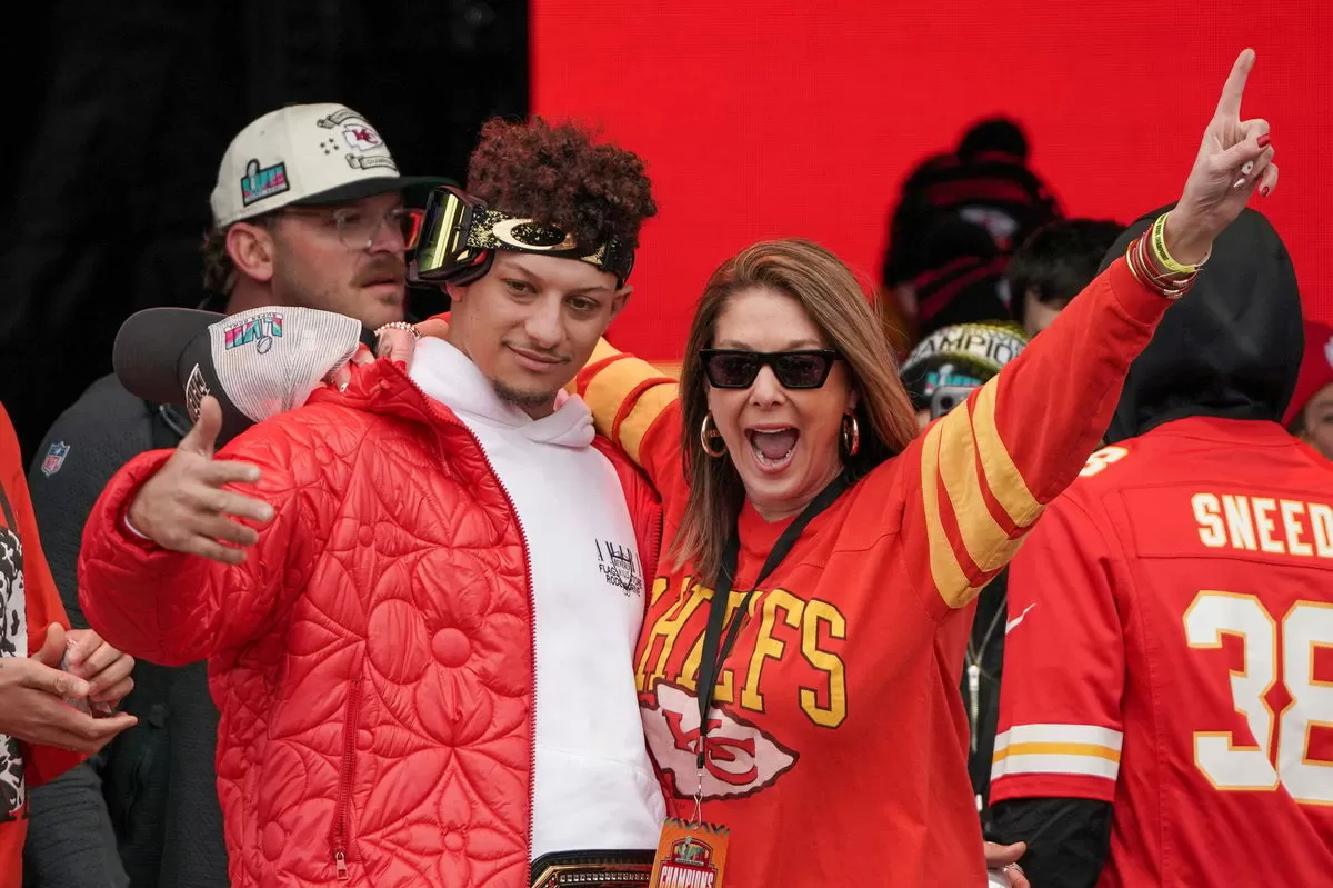 Patrick Mahomes’ Mom Randi Announces New Career Move On Thursday