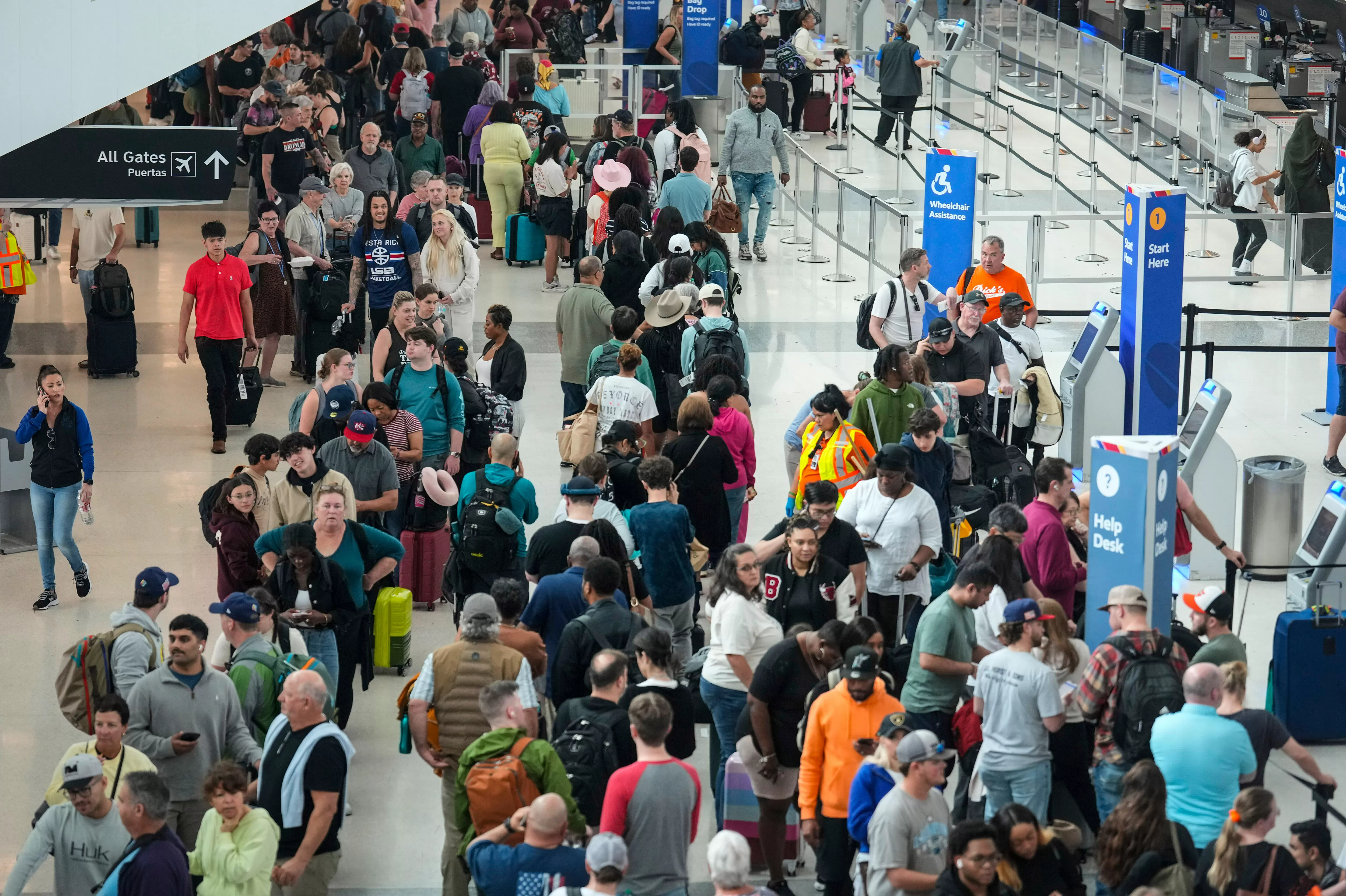 Photos, Videos Show Huge Security Lines at US Airports as Warnings Issued