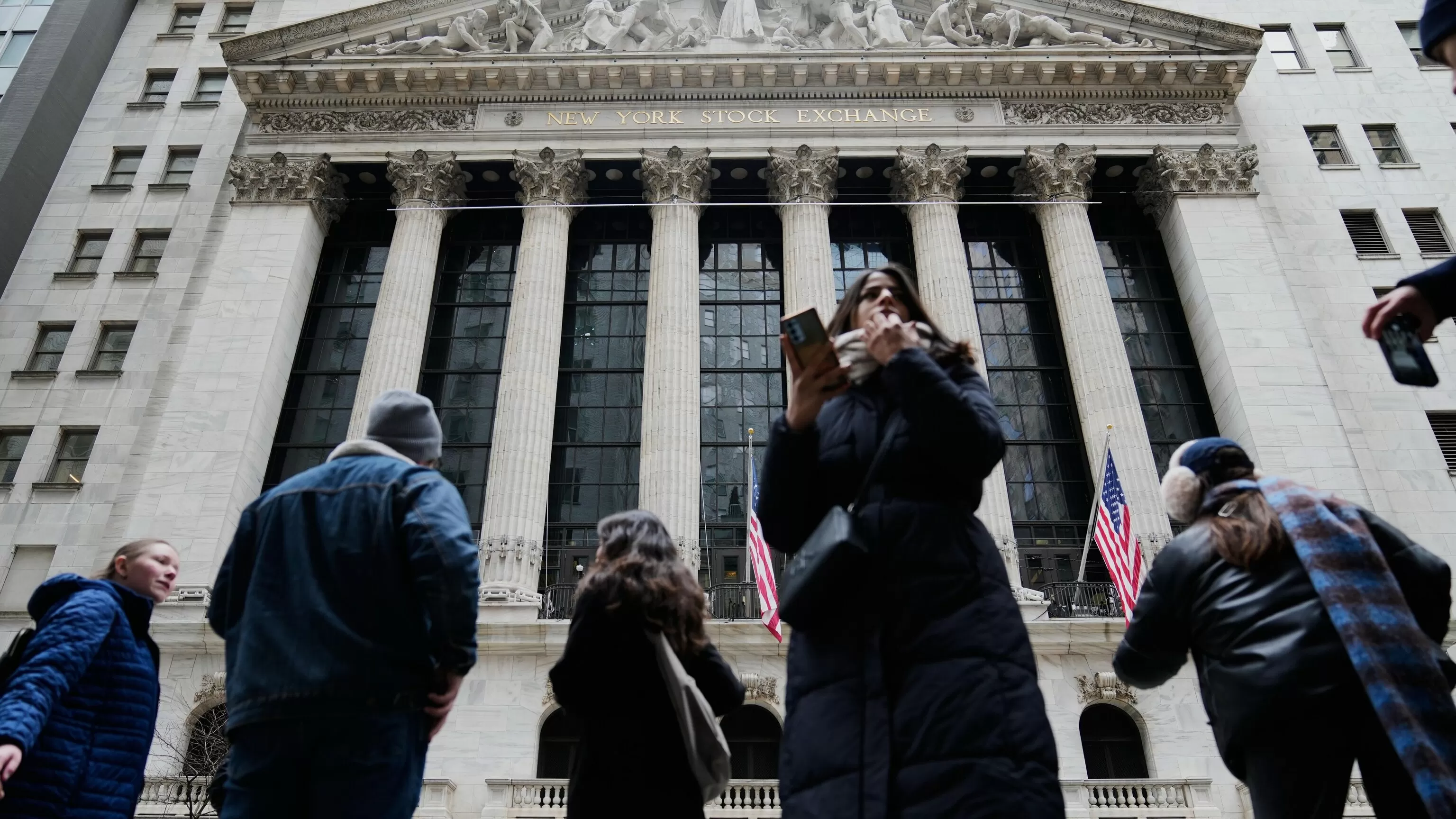 Calm returns to Wall Street as oil prices retreat below $90 per barrel