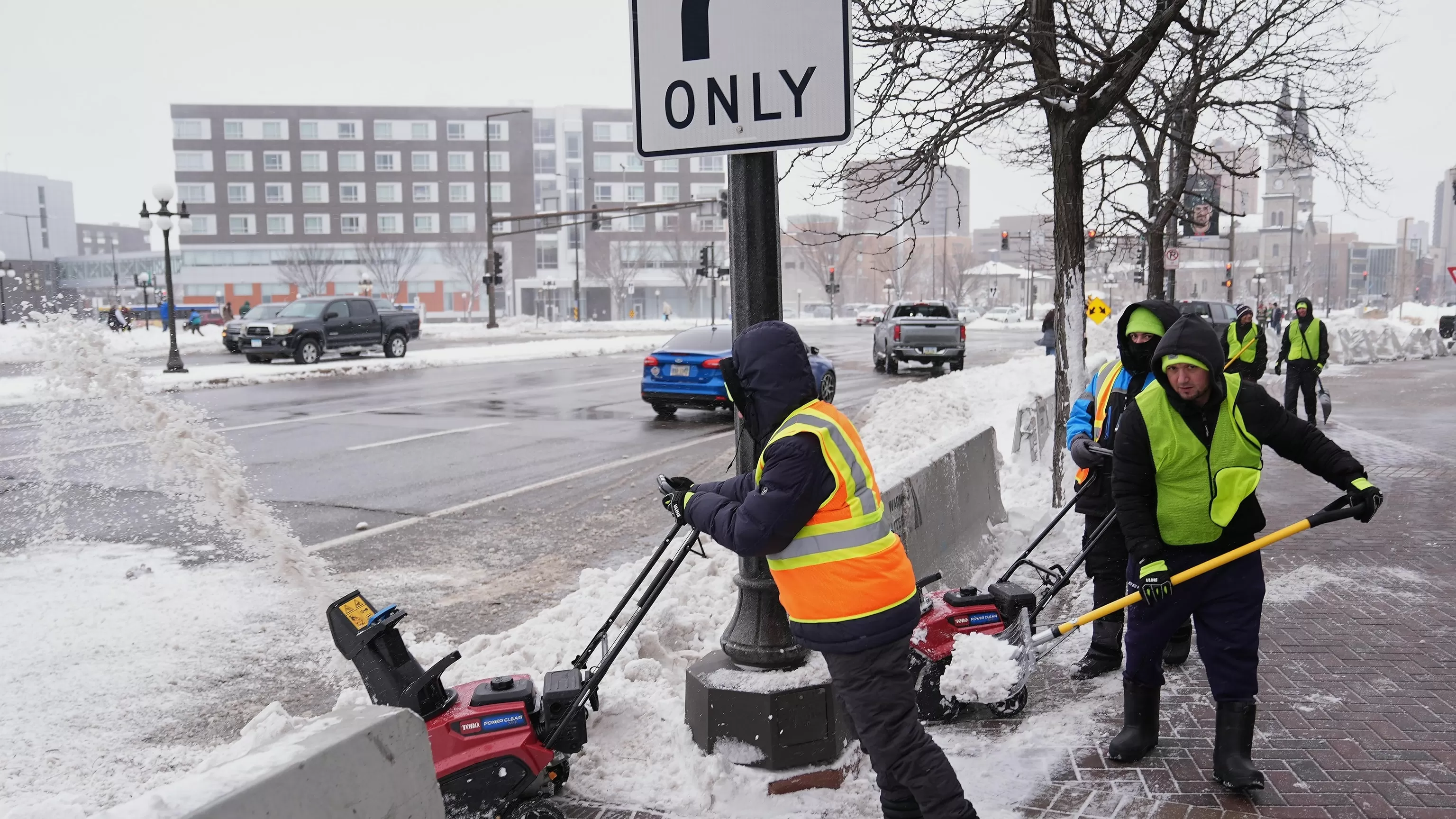 Snow and wind batter parts of US, with threat of thunderstorms and tornadoes starting later Sunday