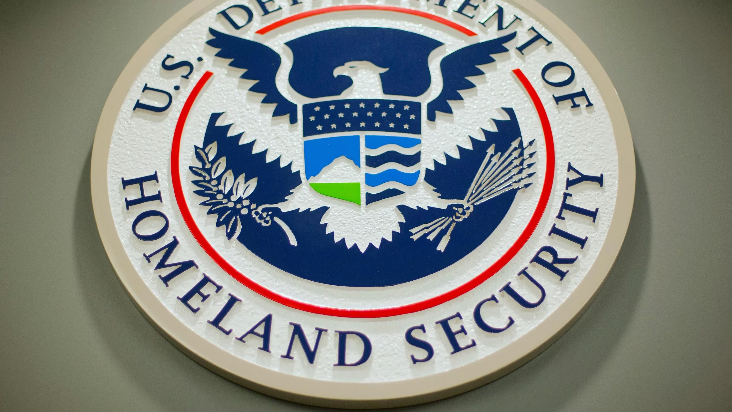 US appeals court sides with Trump administration on detaining immigrants without bond