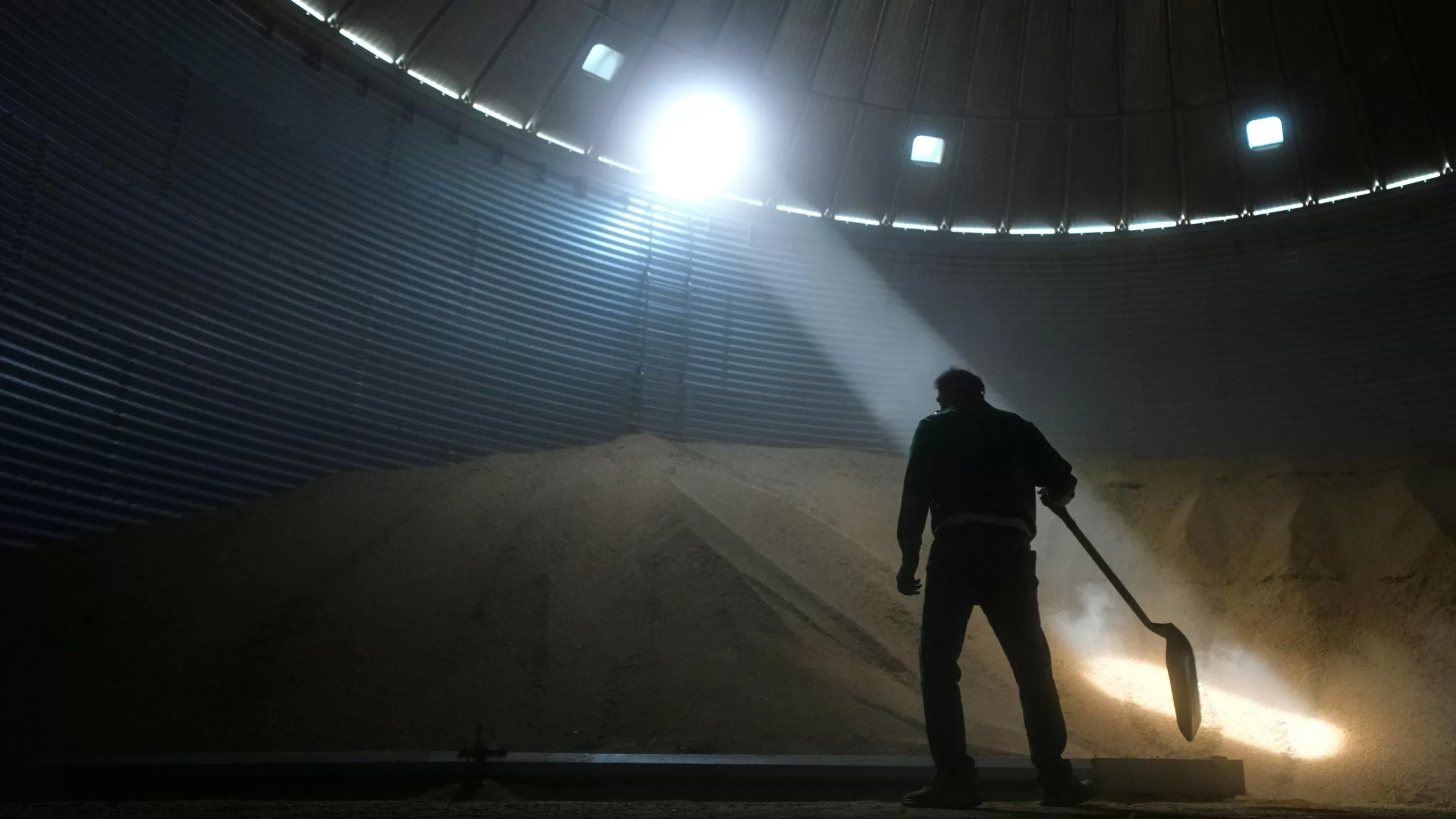 Already under financial pressure, Midwest soybean farmers are squeezed further by tariffs, Iran war