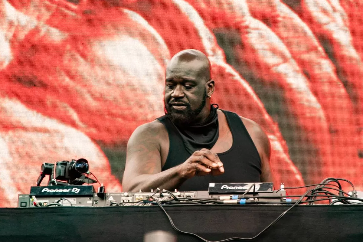 Shaquille O’Neal Caught on Camera in Unexpected Moment After Mix-Up Involving DJ’s Wife