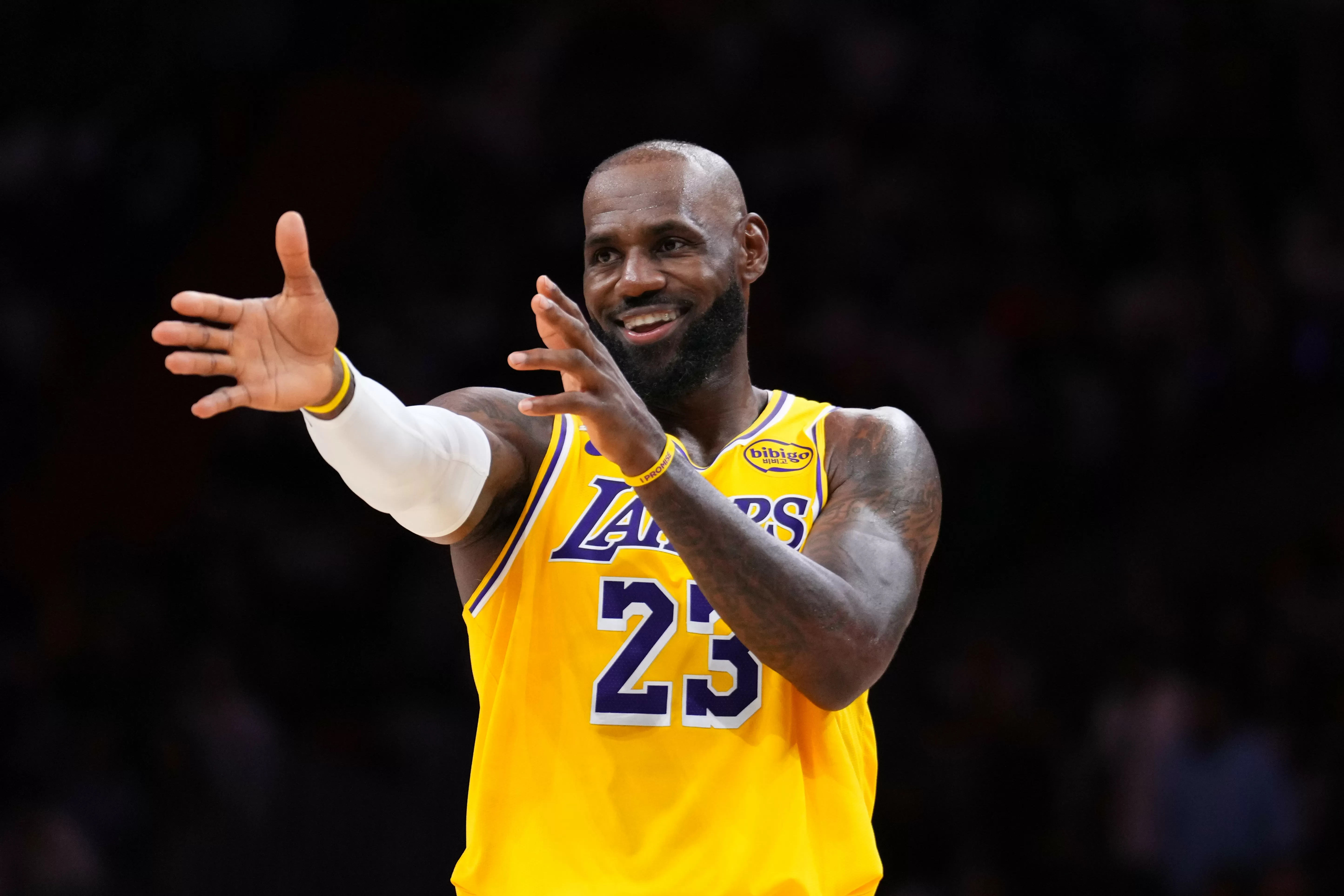 Lakers' LeBron James Recreates 'The Block' on Cavaliers' Donovan Mitchell
